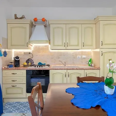 Two-room Facing The Pool In An Elegant Setting Just 2 Km From The Sea